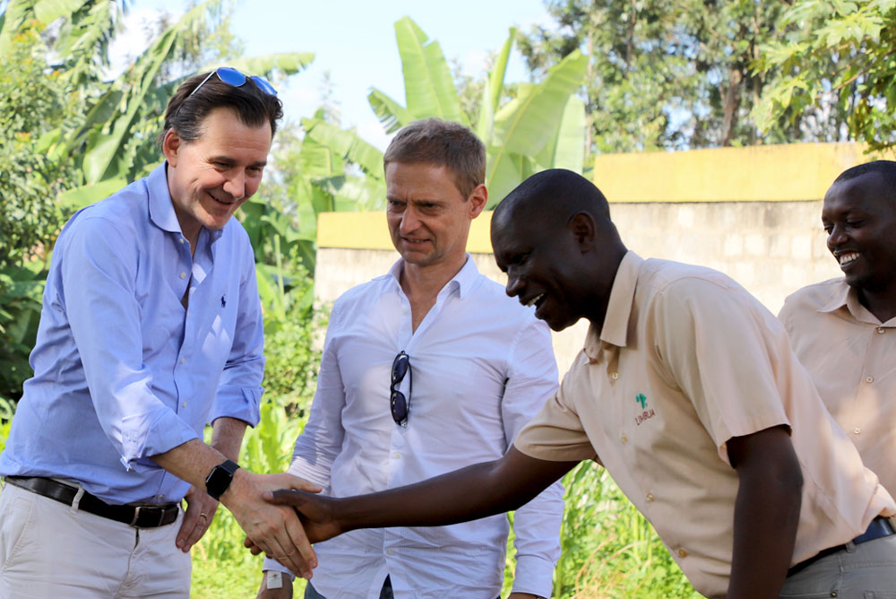 Roland Siller und Field Manager Peterlis Musili